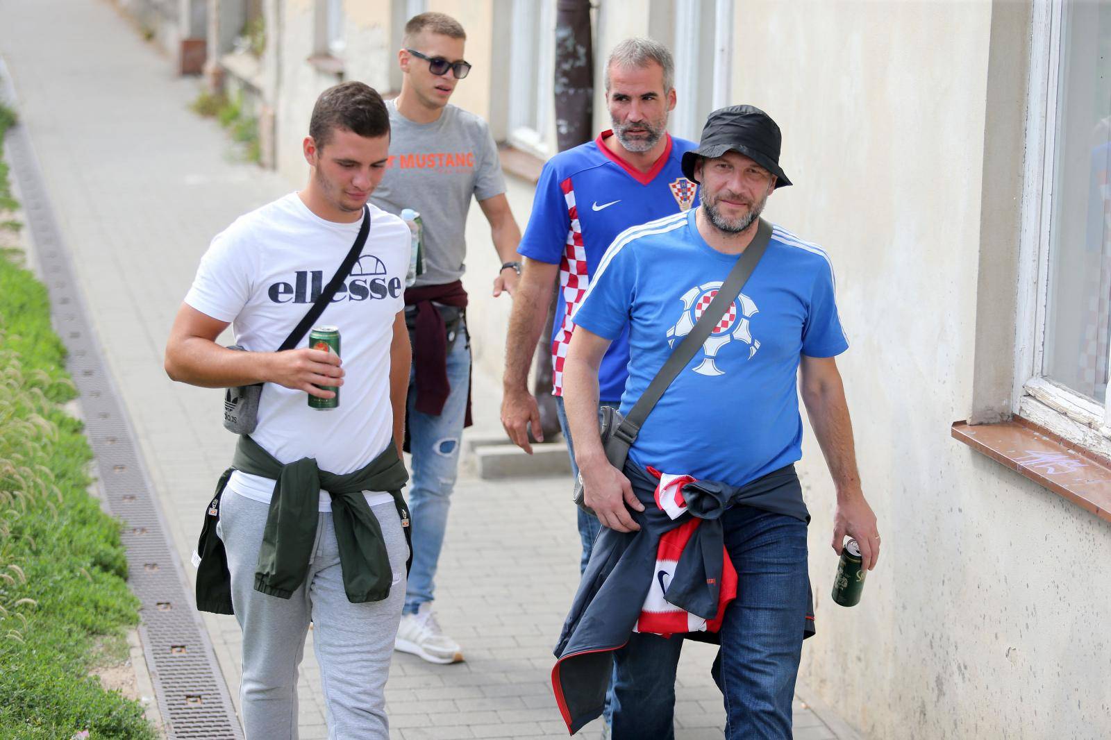NavijaÄi se okupljaju u Trnavi uoÄi poÄetka utakmice izmeÄu SlovaÄke i Hrvatske