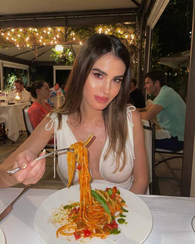 FOTO Talijanka seksi outfitima oduševljava milijune, a za sebe kaže: 'Ja sam loš utjecaj'