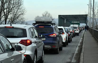 HAK: Pojačan promet na pojedinim autocestama i graničnim prijelazima