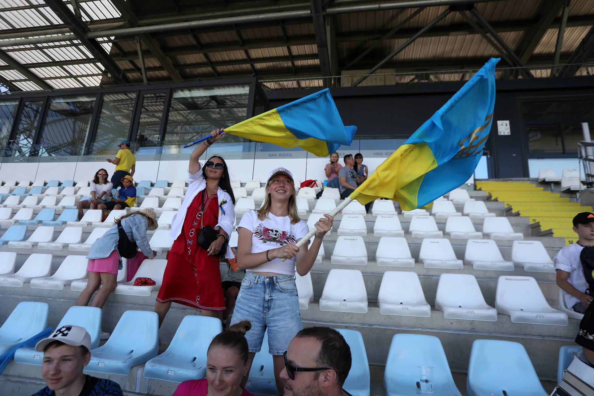Navijači na Rujevici čekaju početak utakmice između Rijeke i Ukrajine
