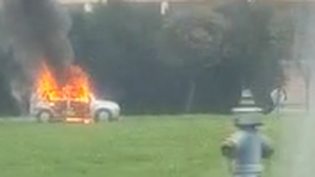 Buktinja na Ferenščici: Izgorio je još jedan auto, vozač ozlijeđen