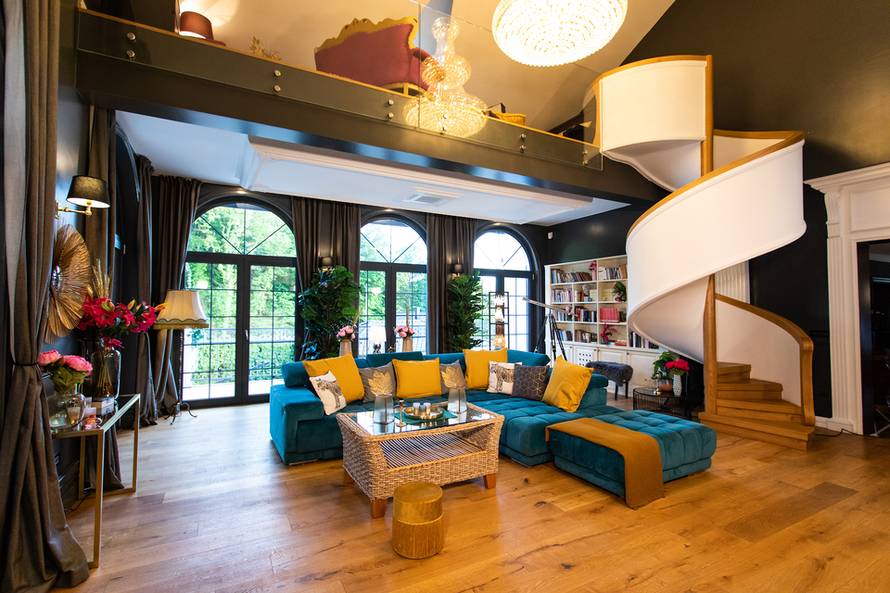 U ovoj će se vili djevojke boriti za naklonost novog Gospodina Savršenog, zavirite u interijer