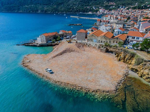 Izgradnju ribarske luke u Komiži prati mnoštvo optužbi za devastaciju okoliša zbog nekontroliranog nasipavanja