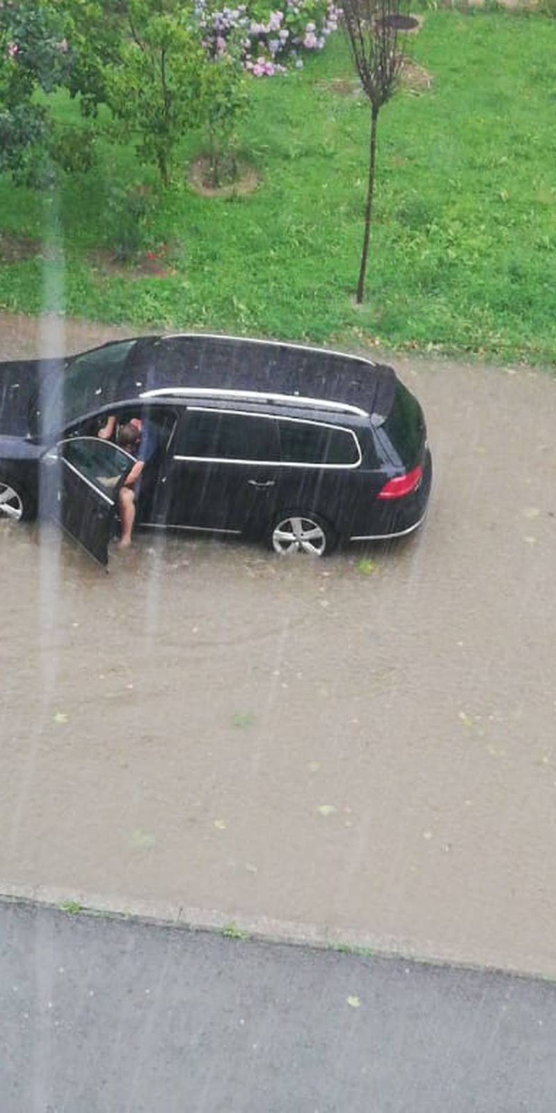 Oluja u Hrvatskoj čupala stabla i poplavila ulice, bilo je i tuče...