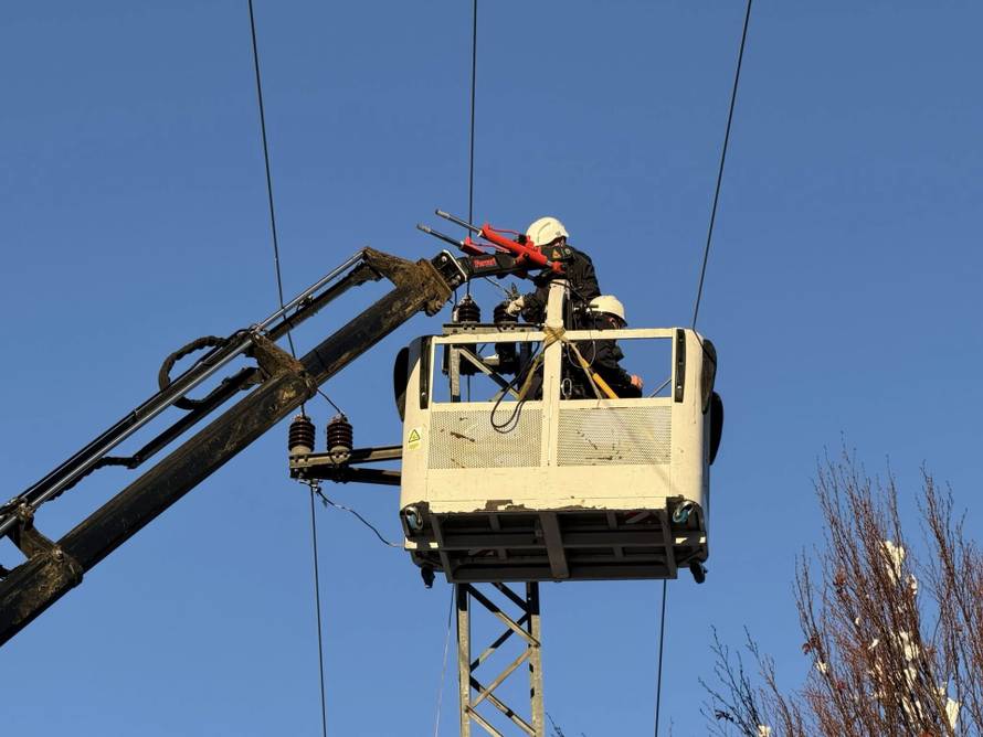 Na sjeveru Hrvatske 4. dan su bez struje! 'Smrzavamo se! Sve iz frižidera se kvari, smrdi...'