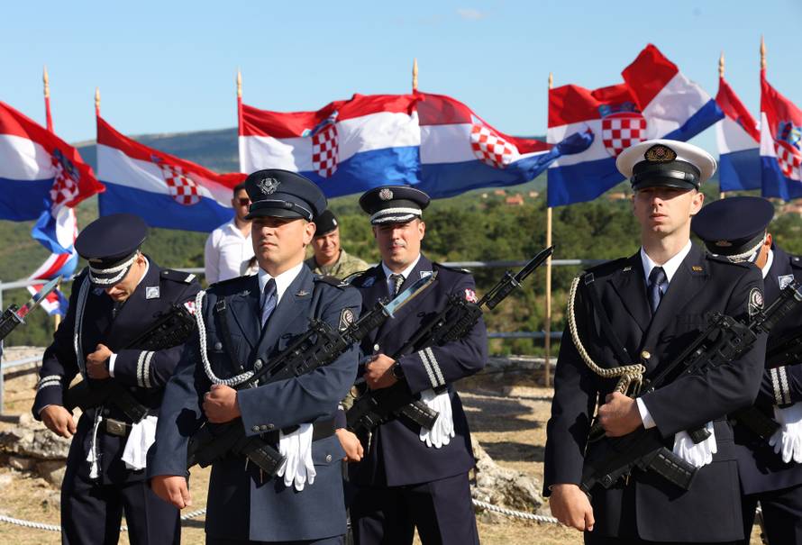 Knin:Na kninskoj tvrðavi podignuta hrvatska zastava.