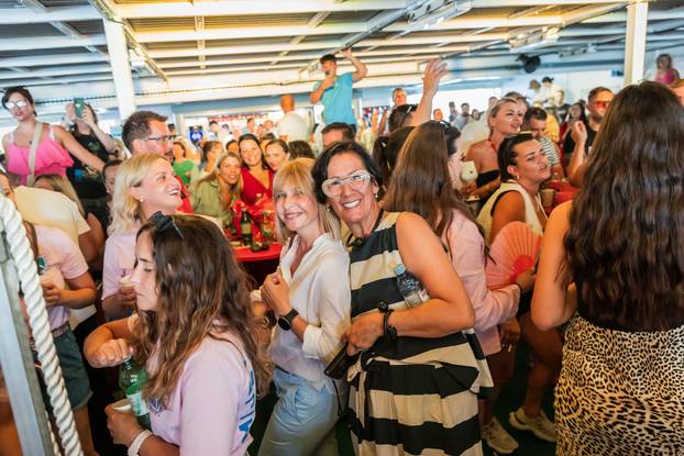 Split: Koncert u čast Oliveru Dragojeviću  na trajektu za Velu Luku