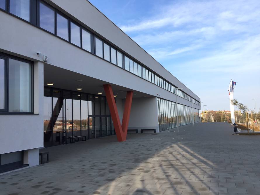 Mladići hodali po krovu škole i upali u otvor dubok 12 metara