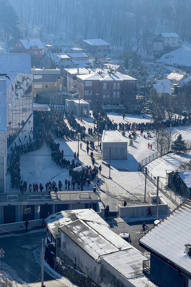 Zagreb: Velike gužve ispred sljemenske žičare