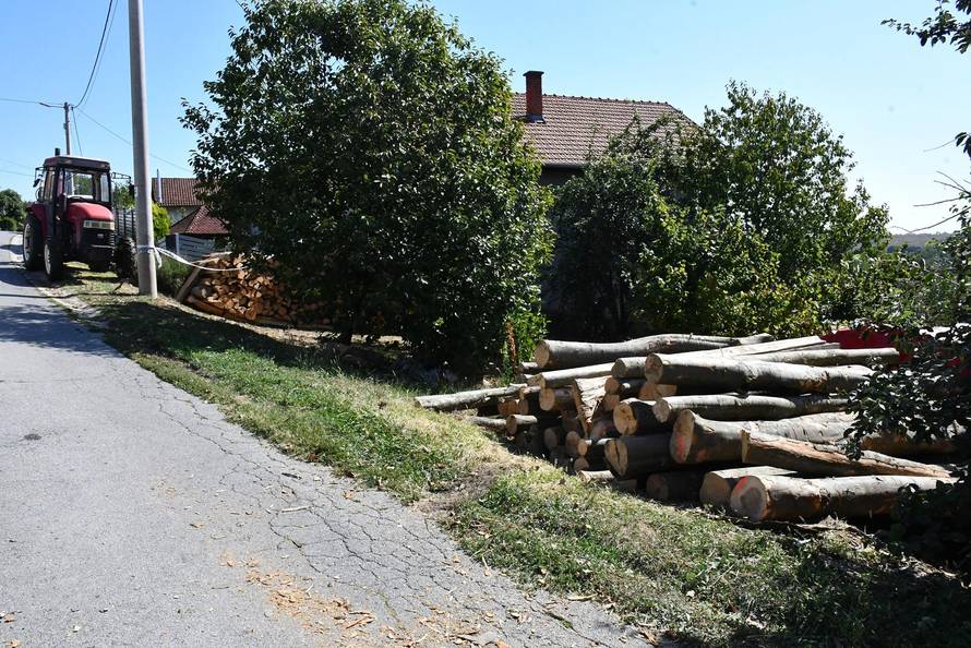 Mjesto stravičnog ubojstva žene u Slatini okruženo je policijskim trakama