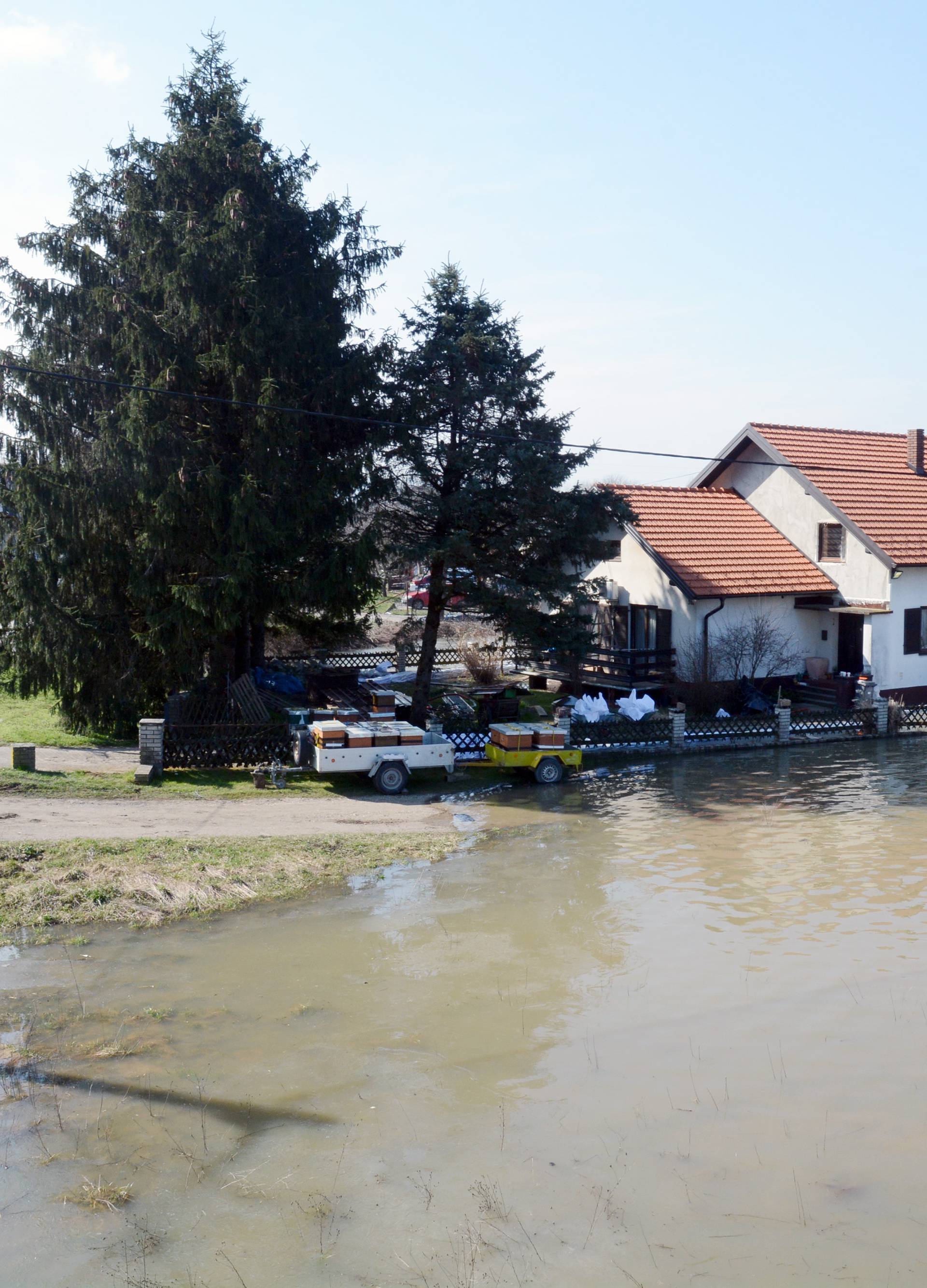 Nasipi su raskvašeni, a nekim naseljima prijete zaobalne vode