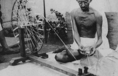  "Gandhi je bio rasist koji je gol spavao pored svoje unuke"