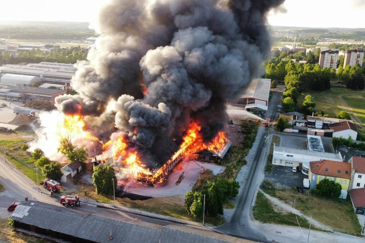 VIDEO Detalji požara u Čakovcu: Izgorjele barake, tri vatrogasca zatražila su liječničku pomoć