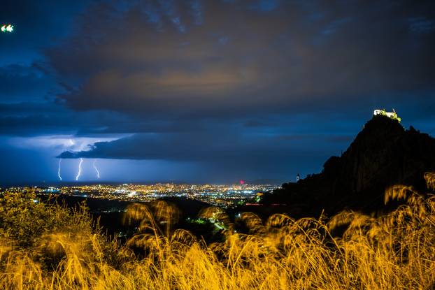 Pogled na Split i Tvrđavu Klis pred nevrijeme