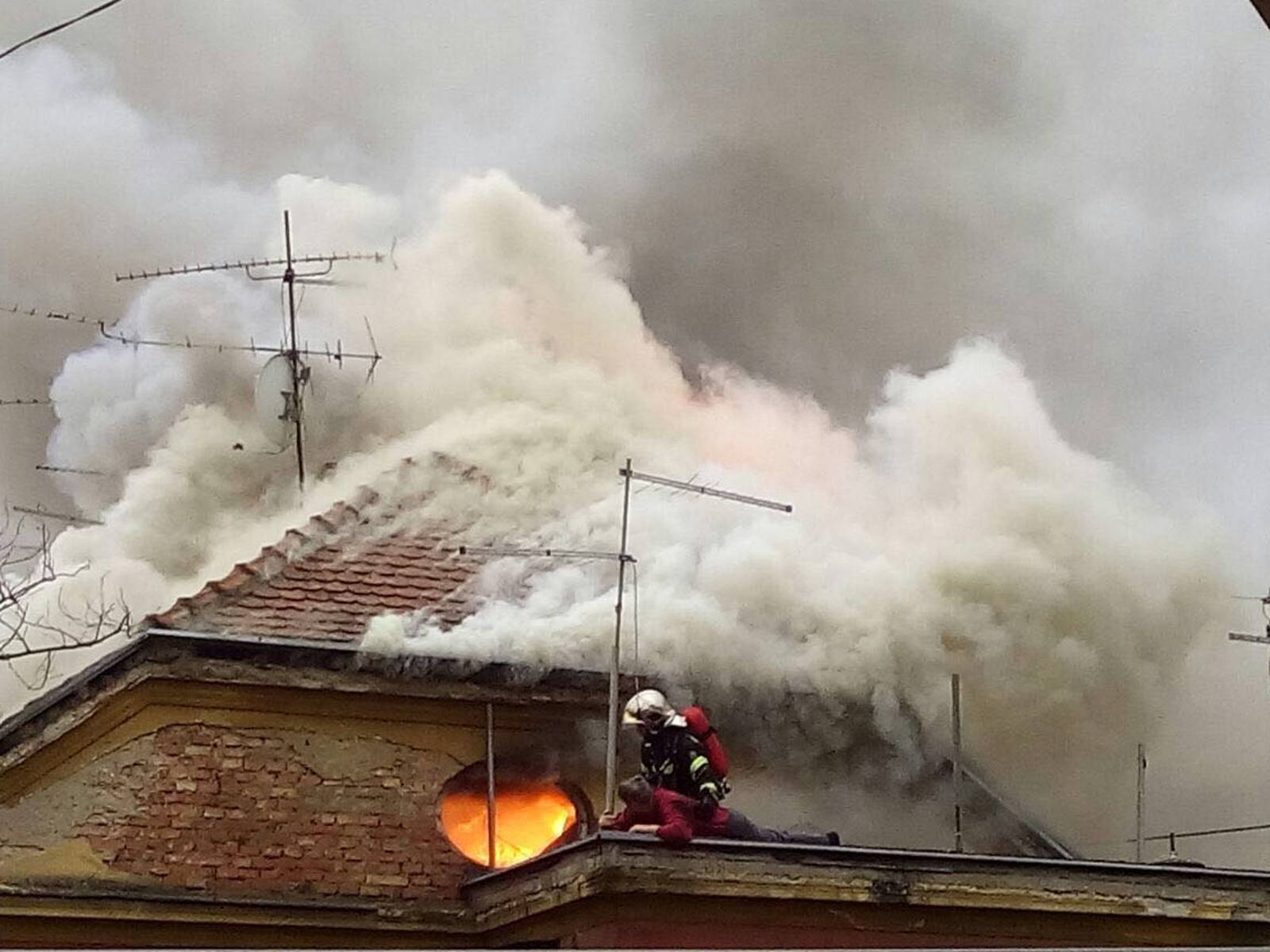 Zagreb: Gorio krov u Petrovoj ulici, gasitelji izvukli čovjeka