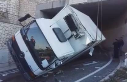 Izvlače ga van: Prevrnuo se kamion u tunelu u Dubrovniku