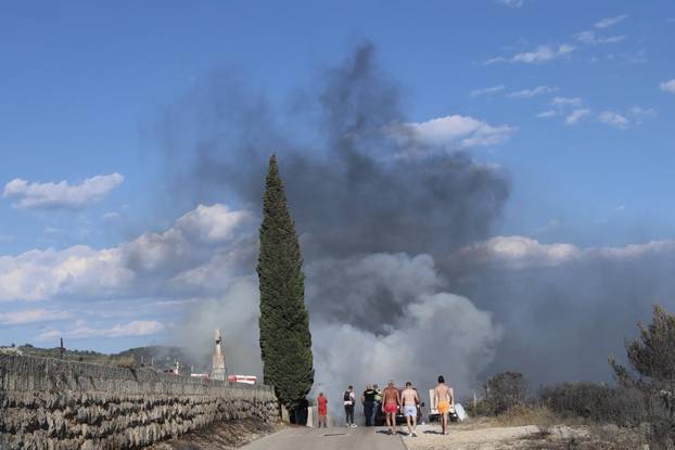 Požar u Vinišću stavljen pod kontrolu, policija istražuje uzrok