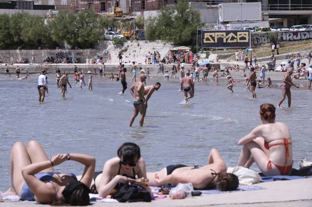 Split: Bačvice pune kupača zbog toplog vremena