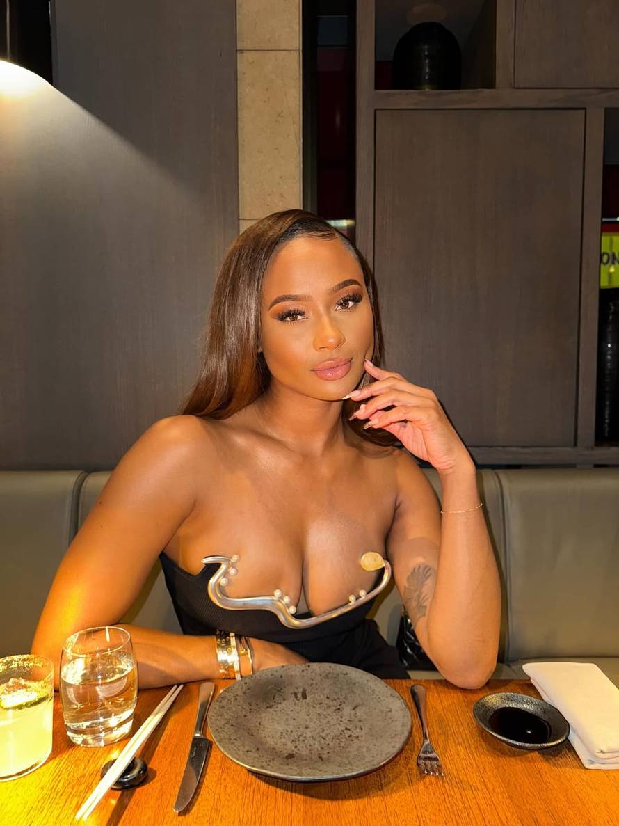 Kostim Travisove bivše 'digao' internet na noge. Fanovi vide znakovitu poruku Taylor Swift