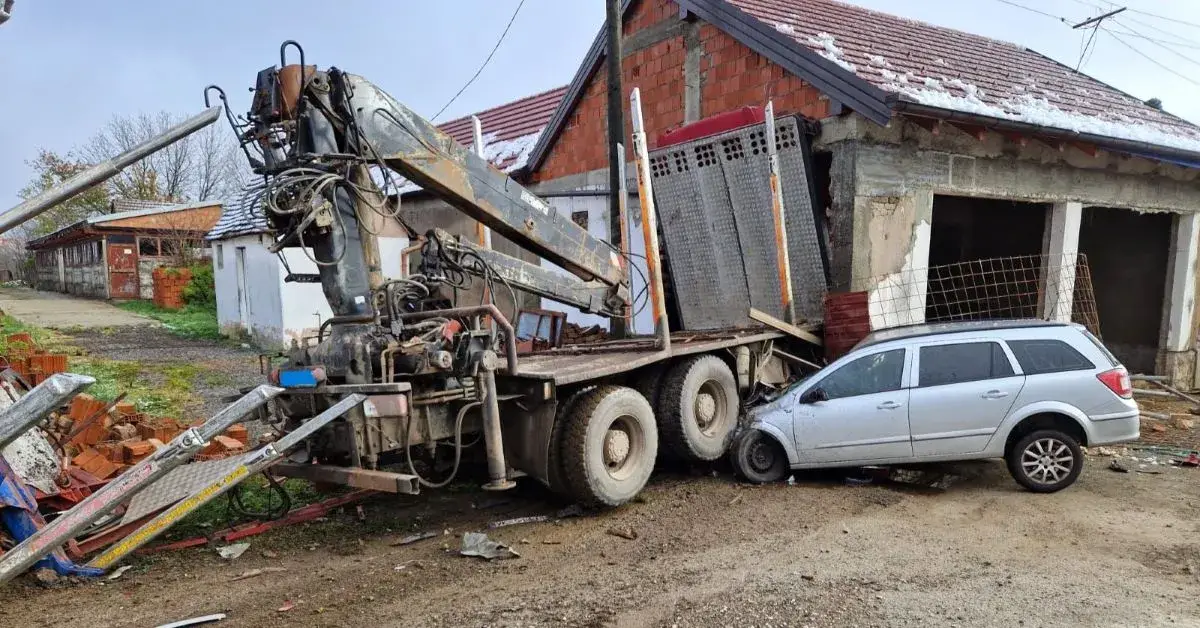 FOTO Kamionom izletio s ceste u Mirkovcima, pomeo auto pa probio zid kuće s radnicima