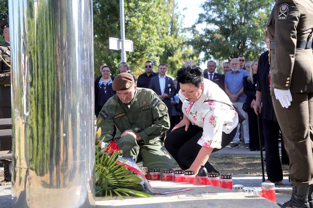 Vukovar: Polaganje vijenaca na spomen obilježju nestalim osobama u Domovinskom ratu