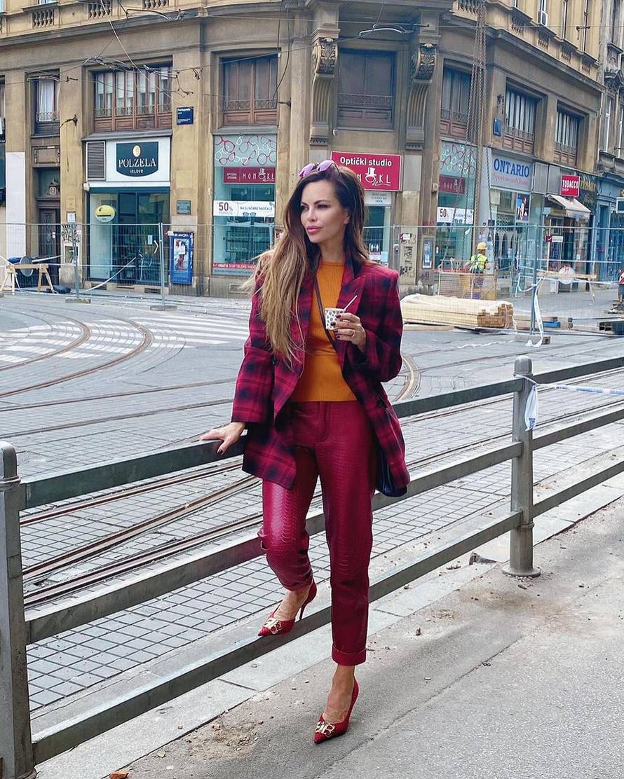 Pišek pokazala koliko je gipka: Napravila špagu u centru grada