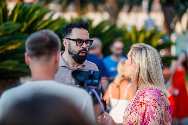 Vela Luka: Tisuće okupljenih na koncertu "Trag u beskraju" u čast Oliveru Dragojeviću