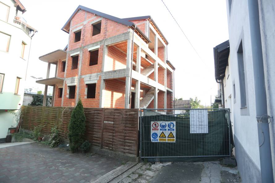 Pa je li to moguće? Bespravno je odsjekao cestu, susjedima voda ulazi pod kuće. I nikome ništa...