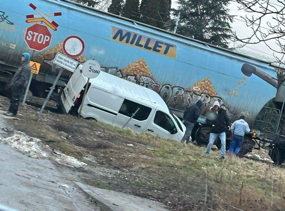 Zagreb: Sudar teretnog vlaka i kombija punog stranih radnika