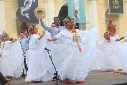 Skupine iz Slovačke i Paname zaplesale na Međunarodnom festivalu folklora u Karlovcu