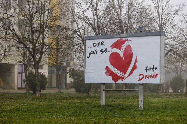 Zagreb: Misteriozni plakat "...sine, javi se..."