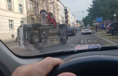 FOTO Prometna u centru Zagreba: Auto se prevrnuo ispred Klinike za traumatologiju