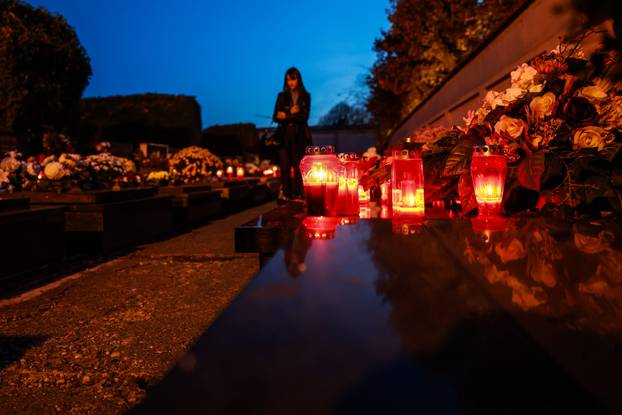 Zagreb: Trepet svijeća u sumrak na groblju Stenjevec na blagdan Svih svetih