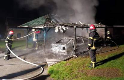 Buktinja kod Novog Marofa: Planuo auto, izgorjela sjenica i nadstrešnica nasred dvorišta
