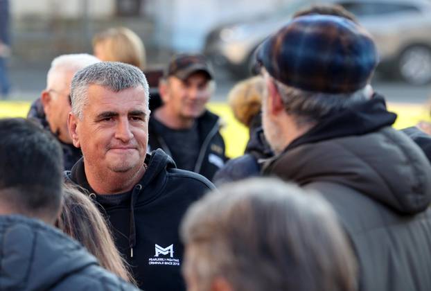 Zagreb: Miro Bulj s kolegama uz prosvjednike protiv COVID potvrda na Trgu žrtava fašizma