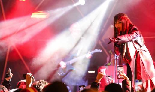 FOTO Kakva atmosfera! Vesna Pisarović rasplesala publiku u Samoboru i otvorila Advent