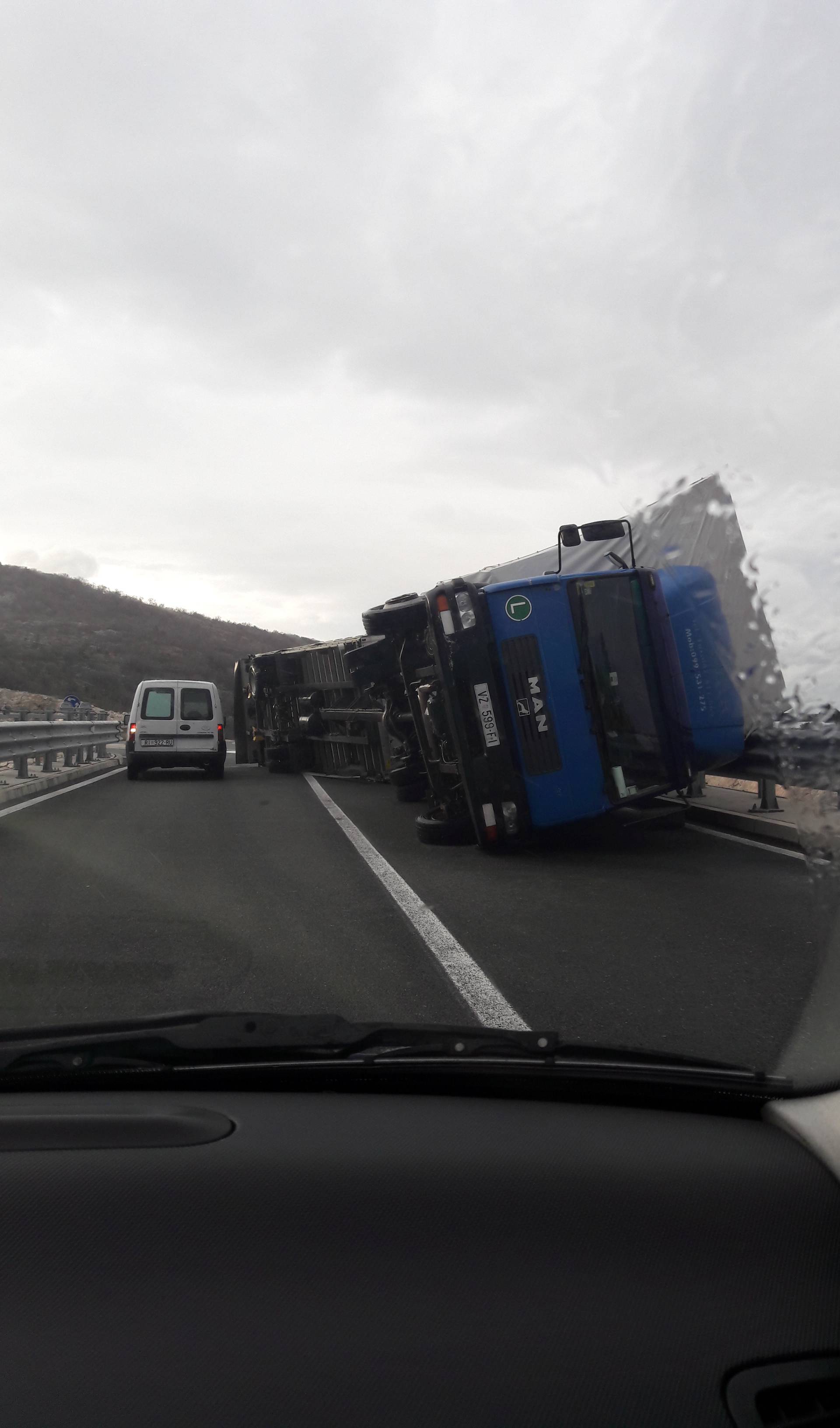 Olujna bura prevrnula kamion  s prikolicom na riječkoj obilaznici