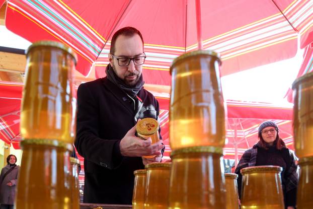 Zagreb: Gradonačelnik Tomislav Tomašević i Luka Korlaet otvorili rekonstruiranu i dograđenu tržnicu Vrapče