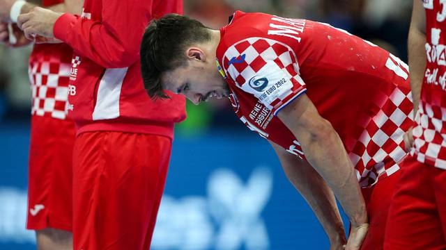 Hrvatski rukometaši nakon izgubljene utakmice od Danske pozdravljaju navijače