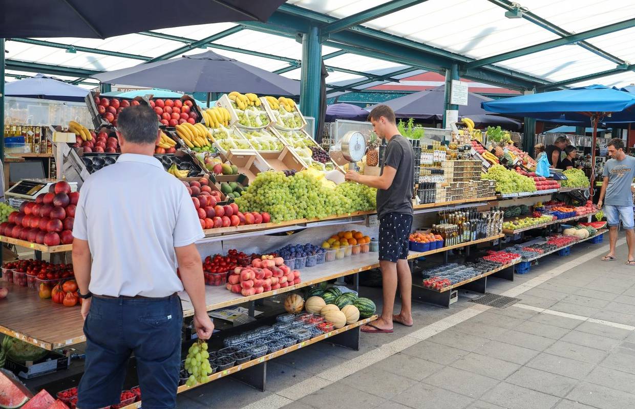 Grožđe 50, češnjak 100 kuna: Rovinjska tržnica najskuplja u državi, ali to ne smeta turistima