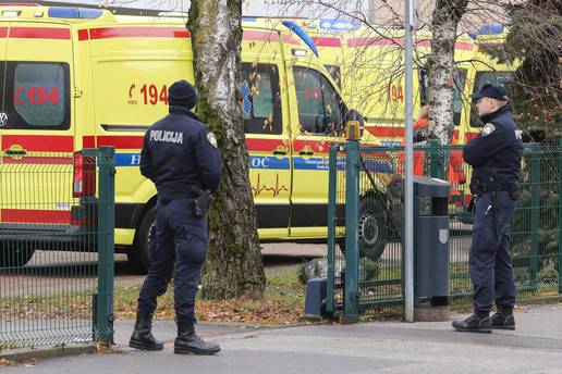 Smrtno stradala odrasla osoba, dvoje djece teško ozlijeđeno. Počinitelj ima 19 godina