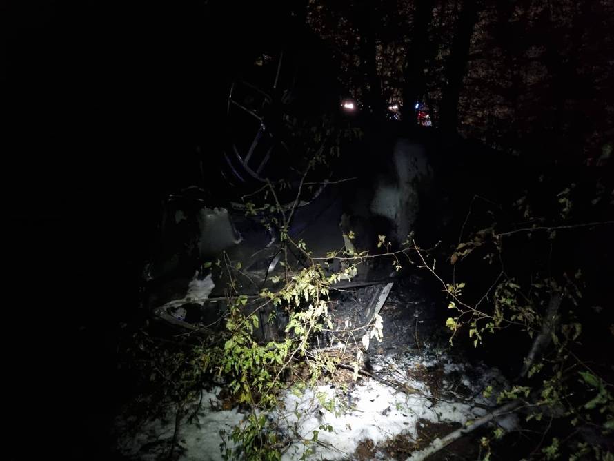 ČUDO NA KRKU Pogledajte što je preživio mladić! Autom sletio  s ceste, prevrnuo se i zapalio!