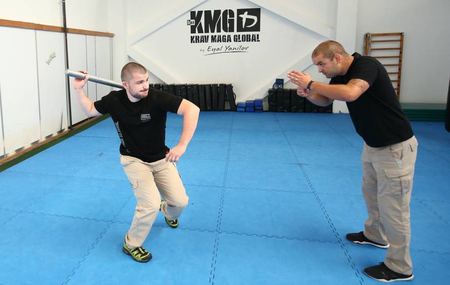 Naučite se spasiti od napada palicom, nožem i pištoljem!