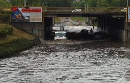 Kaos u Zagrebu: Bujice vode nakon pljuska poplavile ceste