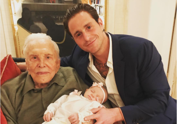 Kirk Douglas (102) kampira u svom šatoru, a unuk ga snima