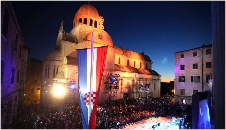 Počeo 60. Međunarodni dječji festival u Šibeniku: Prve redove zauzeli su znatiželjni mališani...