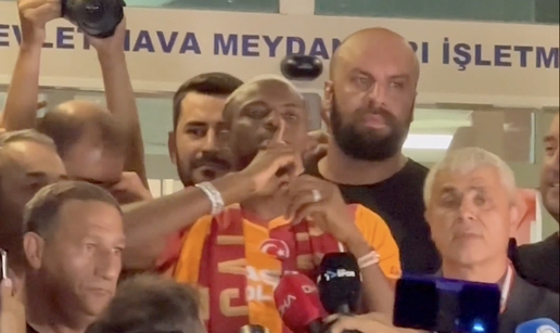 VIDEO Osimhen dočekan kao heroj u Istanbulu! Milijuni navijača pratili njegov let