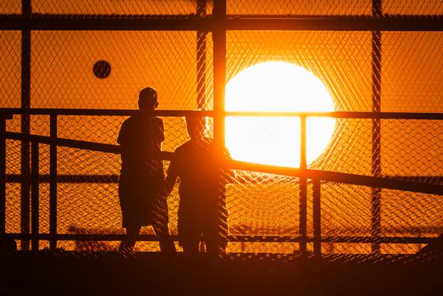 Zalazak sunca iznad igrališta na Žnjanskom platou