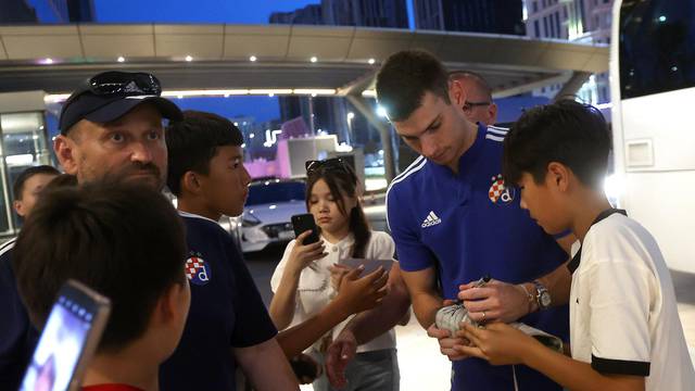 Astana: Navijači dočekali igrače Dinama te ih tražili autogram i fotografirali se s njima