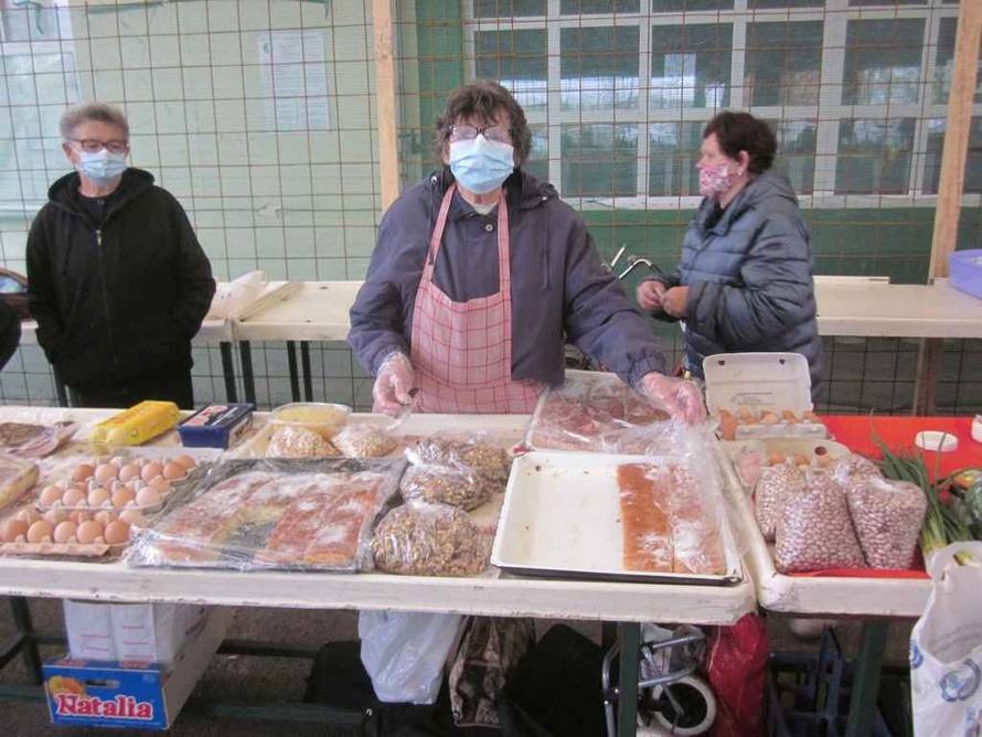 Priča iz Petrinje: Nevenka prvu noć opet na svome. Ispekla je kolače i prodaje ih na tržnici